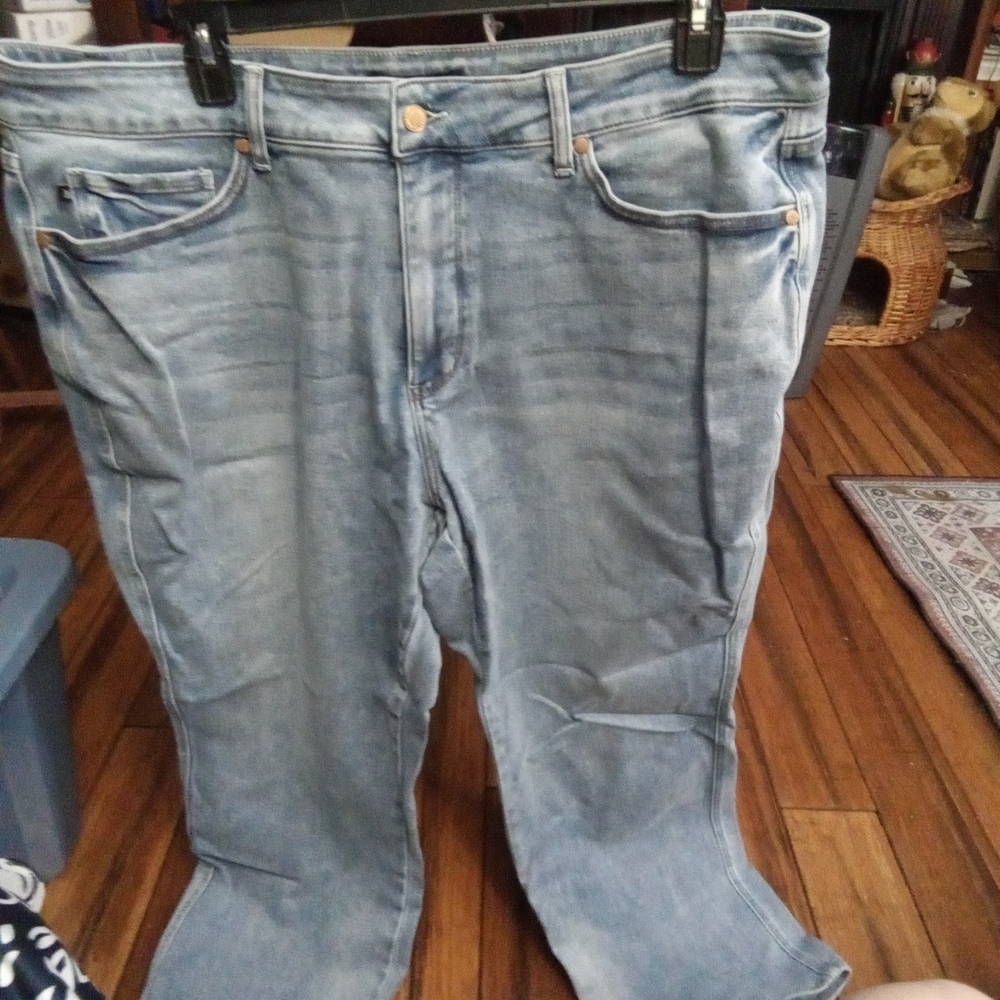 Judy Blue Women's Light Wash Relaxed Jeans With Some distressing